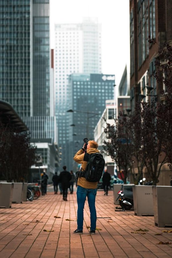 Quels sont les secrets pour organiser une exposition de photographie urbaine mettant en lumière les défis des sans-abri ?