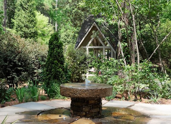 Comment construire une petite fontaine d'eau pour le jardin en utilisant des matériaux recyclés ?